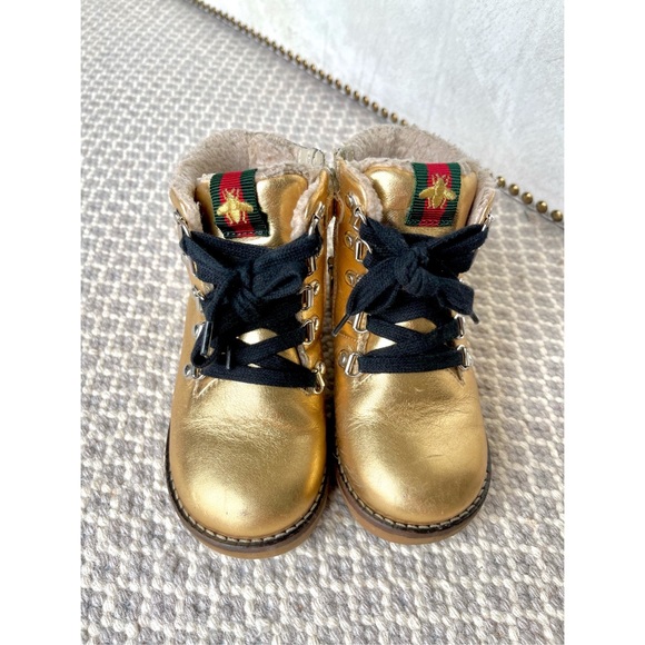 🔥GUCCI🔥 Kids Jonathan Faux Fur Metallic Boot - Picture 2 of 11